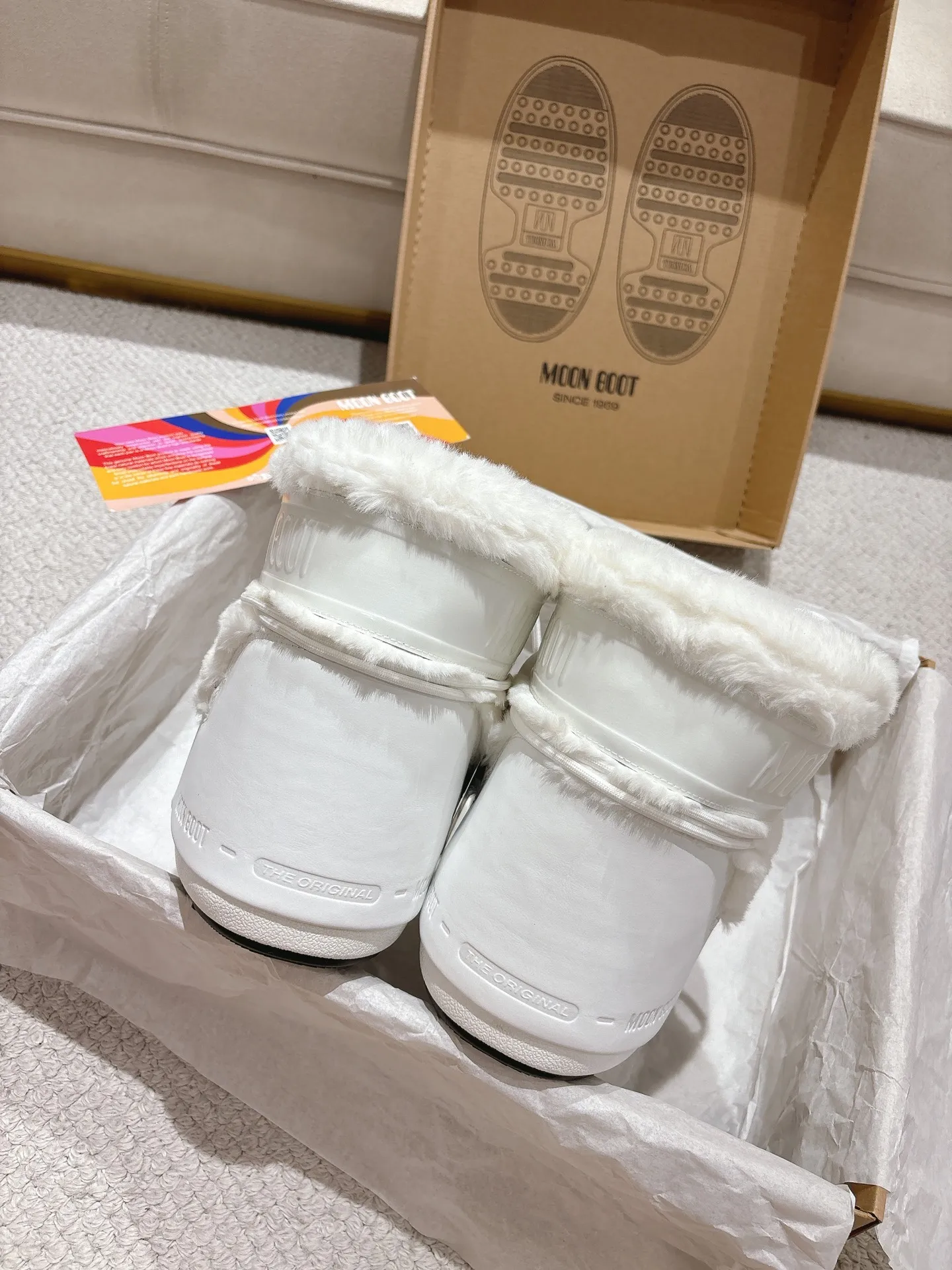 p660 [Exclusive top quality | New upgraded version] ✨A must-buy in winter 2025! Moon Boot moon snow boots - the ultimate warm weapon for fashionistas ❄️ Forget UGG! This winter🔥The "ugly Big Mac" that dominates the streets is here~ 👢The same Y2K retro style from Paris Hilton and Beckham is back! 4cm taller inside ✨ Invisible leg lift · Extremely slimming 👌 Fluffy and soft but not bloated, instantly show off your sense of style when put on your feet 🦋 The same style for both men and women | Can be worn by both men and women | Regardless of left or right foot!  ❄️Maximum thermal insulation power｜No pressure for fun in the snow 💫Trendy style code｜Easily achieve the Millennial hot girl style Say goodbye to ordinary snow boots ~ This winter you need to be warm and rusty! 🌟 #MoonBoot snow boots #winter hot style #瞞小similar style #millennium style wear ❶Fabric: original custom/cowhide/woven wool/high mercerized waterproof cloth ❷Inner: original 100% silk cotton liner ❸Feet: original 100% silk cotton liner ❹Outsole: original molded two-color non-slip outsole ❺Sole thickness: 4cm (including inner**) ❻Number of codes: 35-40 (41. Customized) ❼Packaging: Original full set of packaging ☀Color: Official website updated simultaneously